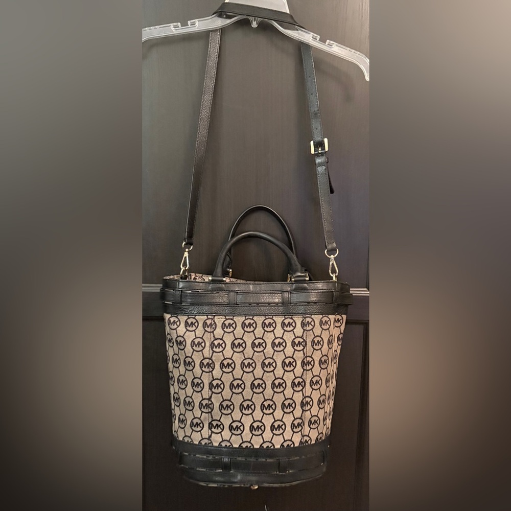 Michael Kors Signature Logo Bucket Tote | Belted Silhouette - Picture 4 of 16